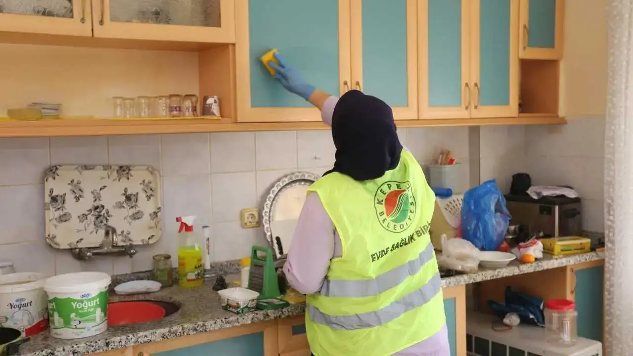 Kepez’de Yürek Isıtan Dokunuş: Fatma Teyzenin Sözleri Duygulandırdı 1